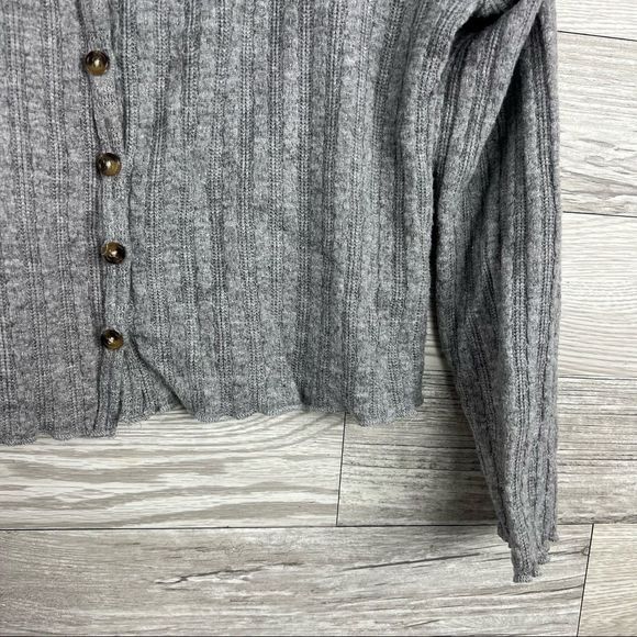 White Fawn Gray Long Sleeve Button Up Cropped Blouse Size Large - Picture 3 of 6